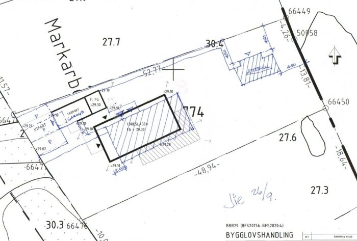 Bygglovsritning med mått, husplan, markarbete och garage. Strukturerad, teknisk, detaljerad.