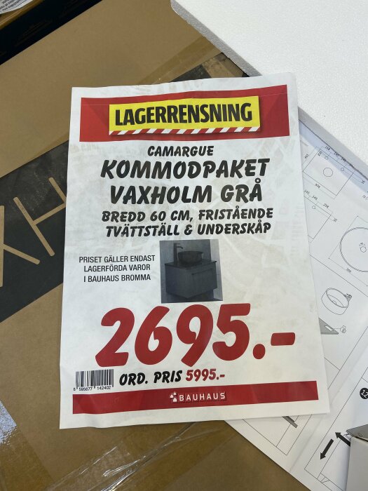 Reklamskylt för lagerrensning av badrumsmöbel, nedsatt pris, Bauhaus, Vaxholm grå kommodpaket.