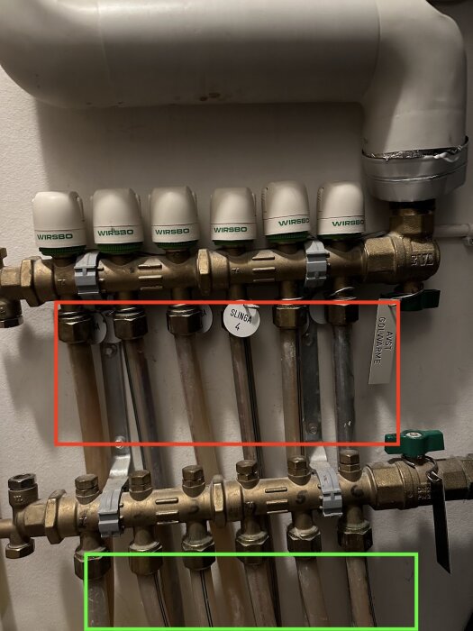 Värmesystem, rör, ventiler, märkningar, reglerbara termostatventiler, isolerade rör, installation, inga personer.