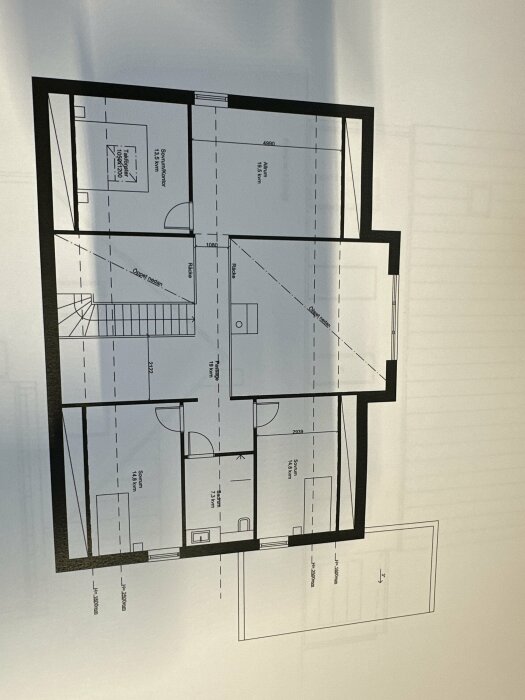 Planritning av en lägenhet som innehåller vardagsrum, sovrum, kök, badrum, ligger på ett bord eller vägg.