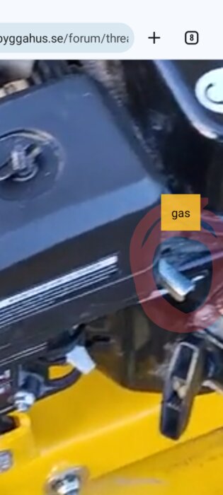 Delar av motorcykel, fokus på bränsleområde, suddigt, webbadress synlig, redigerad textmarkerare med ordet "gas".