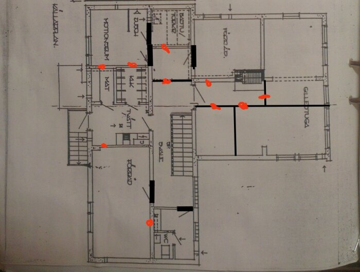 Arkitektonisk ritning av ett hus med markerade punkter, möjligen för renovering eller byggkontroller.