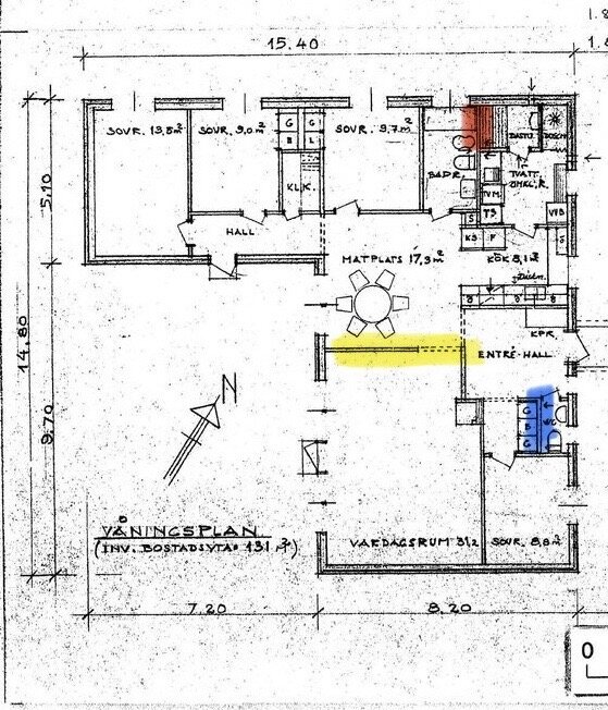 Ritning av en våningsplan, innehåller mått, rum beteckningar, kompass, detaljer för en bostad.