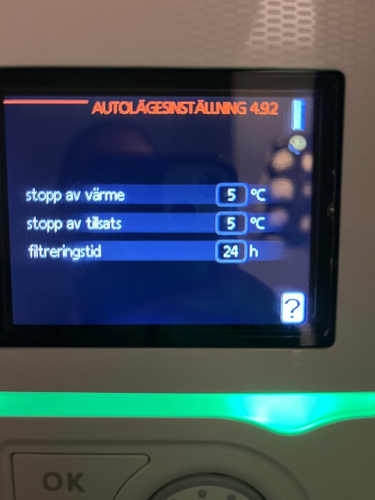 Digital display med svenska menyalternativ för automatiska inställningar, grön lysdiodindikator, oklar enhetskontext.