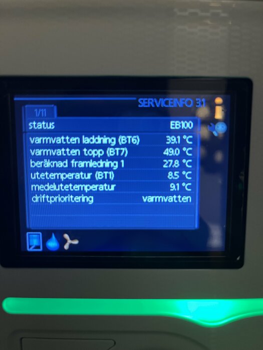 Skärmdisplay för värmeanläggning som visar temperaturstatus och driftinformation på svenska, med blå bakgrundsbelysning.