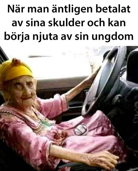 Äldre kvinna ler i bil, meme-text om skulder och ungdom. Humoristisk ton.