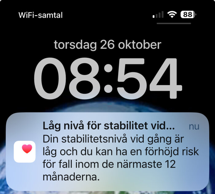 En skärmdump som visar en tid, datum, WiFi-samtal, batteriikon och en hälsorelaterad notifikation.