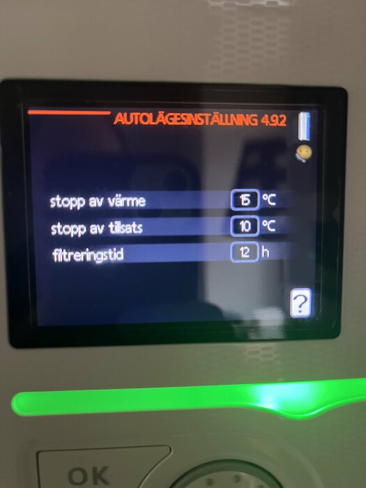 Digital kontrollpanel med inställningar för värme och filtreringstid, Svenska språket, grön ljusindikator nedanför.