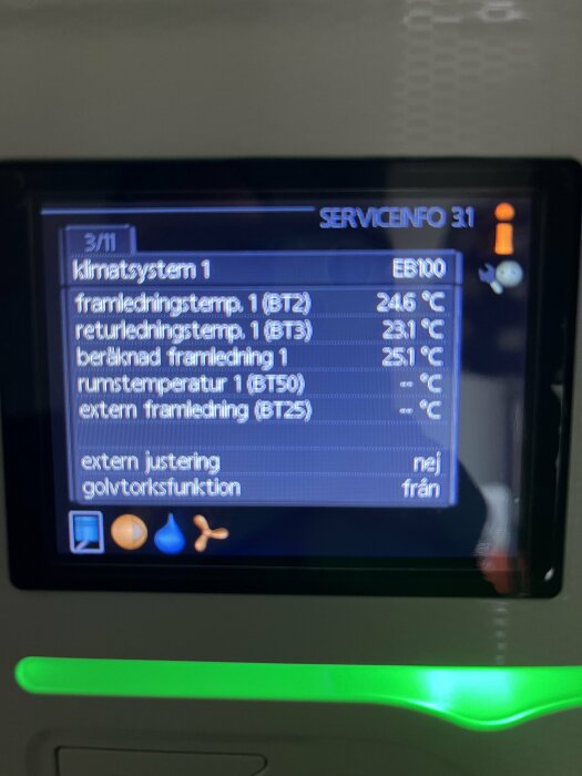 Digital display visar värmeanläggningens temperaturer och inställningar på svenska, med grönt ljus nedanför.