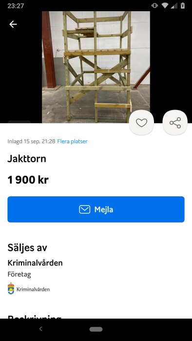 En hög träkonstruktion, troligen ett jakttorn, säljes av Kriminalvården för 1 900 kronor.