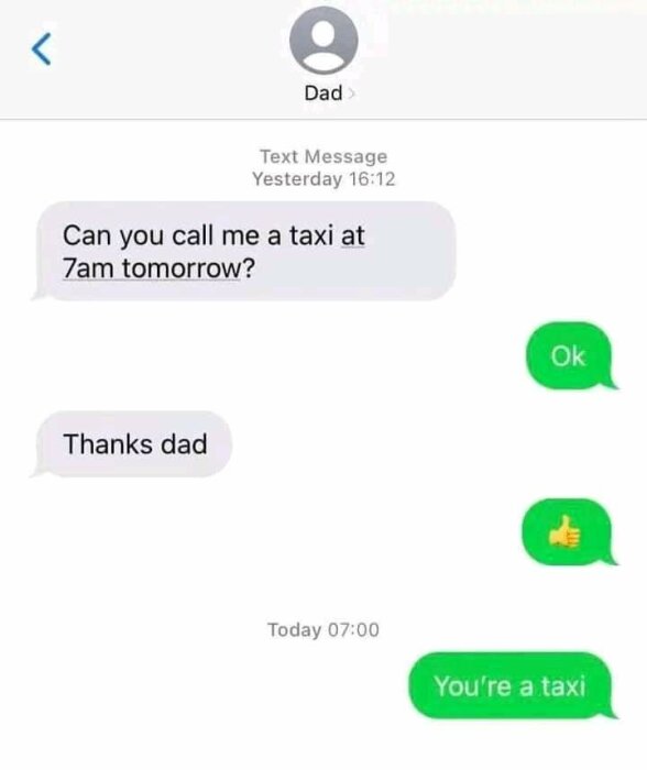 Skärmavbild av sms-konversation mellan "Dad" och barn, skämt om att boka taxi, missförstånd, tummen upp emoji.