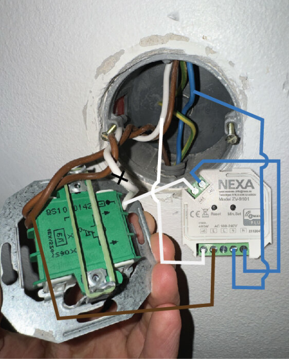 Installation av väggmonterad utrustning, synliga elektriska ledningar, kopplingsplint, NEXA-märkt enhet, oavslutat elarbete.