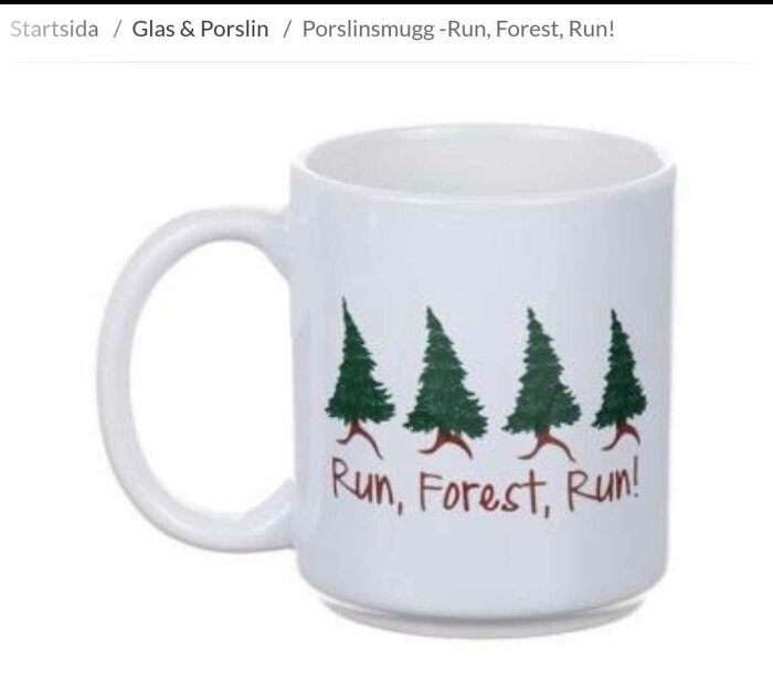 En vit porslinsmugg med texten "Run, Forest, Run!" och illustration av granar med ben.