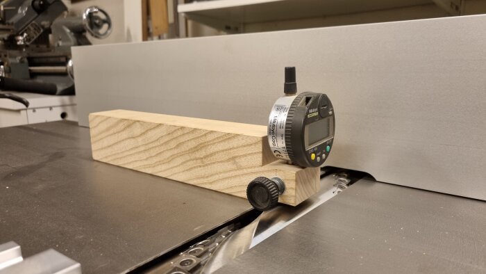 Digital skjutmått mäter tjocklek på träbit på verktygsmaskinbord, precisionstillverkning, hantverk, snickeri.