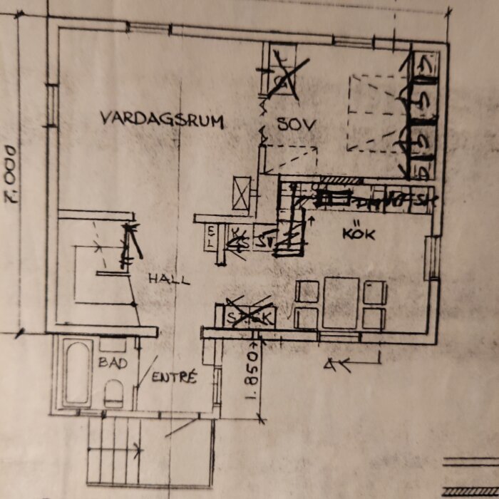 En arkitektonisk ritning av en lägenhetsplan med vardagsrum, sovrum, kök, hall, badrum och entré.