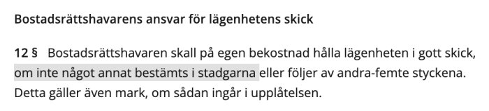 Svensk text om bostadsrättshavares ansvar för underhåll av lägenhet enligt juridiskt dokument eller stadgar.