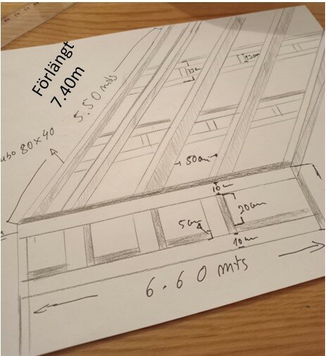 Handritad skiss av byggnadsstruktur med måttangivelser på papper.