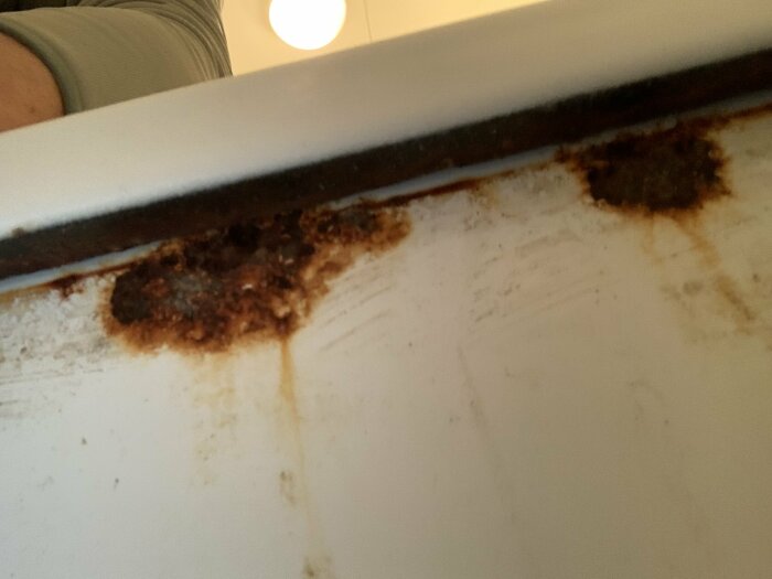 Rost och korrosion på vit köksutrustning, behov av rengöring eller underhåll.