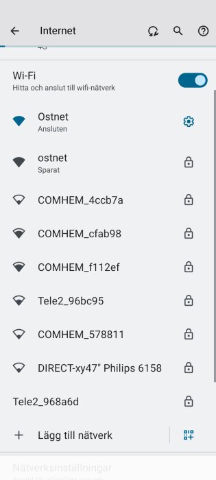 Skärmbild av Wifi-inställningar på en mobilenhet med aktiva nätverk, mestadels säkrade anslutningar, och ett uppkopplat nätverk.