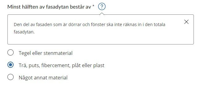 Skärmdump av enkät, valt alternativ "Trä, puts, fibersement, plåt eller plast" för fasadmaterial, informationstext.