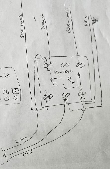 Handritad skiss av elektrisk krets eller layout, möjligen en grov ritning av schemat för en installation.