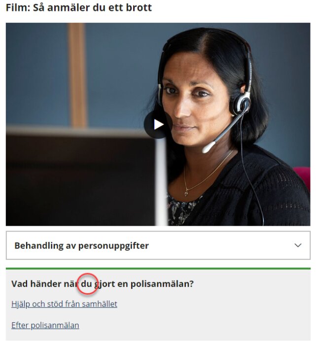 Kvinna med headset framför dator, videospelarknapp, svensk text relaterad till brottsanmälan och personuppgiftshantering.