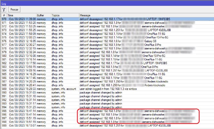 Datormeddelandelogg med DHCP-händelser, tidsstämplar, IP-adresser och enhetsnamn markerade i rött.