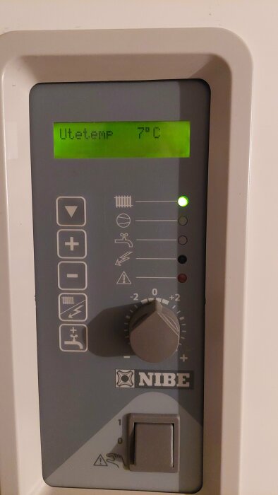 Värmepumpens kontrollpanel visar utomhustemperatur 7 grader Celsius och har diverse inställningsknappar och indikatorlampor.