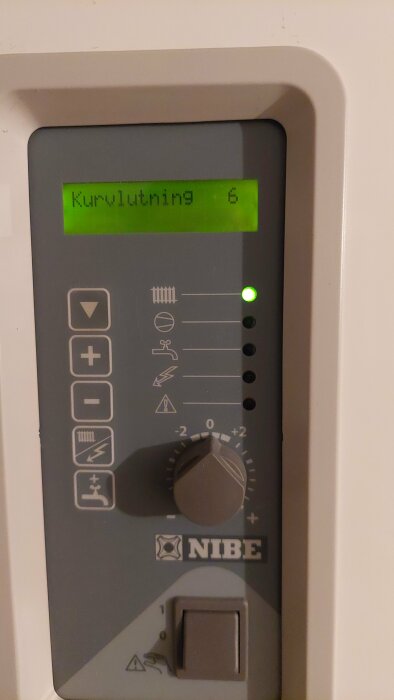 Digital termostat för värme med display och kontroller, text "Kurvutning 6", NIBE-varumärke.