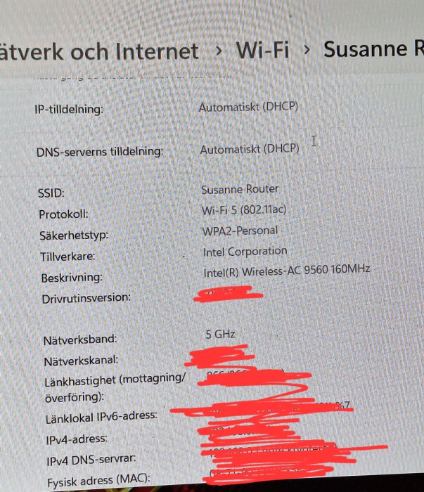 Skärmdump av Wi-Fi-inställningar med röda streck över känslig information.