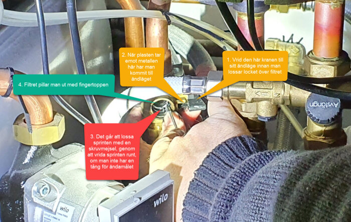 Instruktioner för underhåll av VVS-system, inklusive manövrering av kran och filterbyte, med markerade steg.