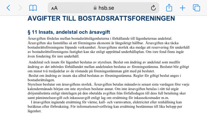 Skärmdump av webbsida, informations text om avgifter för bostadsrätt, kontrastrik, svart på vit bakgrund.