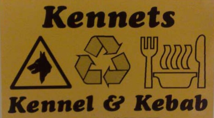 Skylt med text "Kennets Kennel & Kebab", hundprofil i varningstriangel, återvinningssymbol, bestick och matbild.