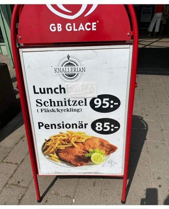 Affisch för luncherbjudande med schnitzel till två priser, rabatt för pensionärer, med GB Glace-logotyp ovanför.