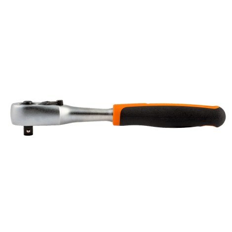 Räkningsnyckel med svart och orange handtag, vit bakgrund, mekaniskt verktyg, metall, handverktyg, oisolerad.