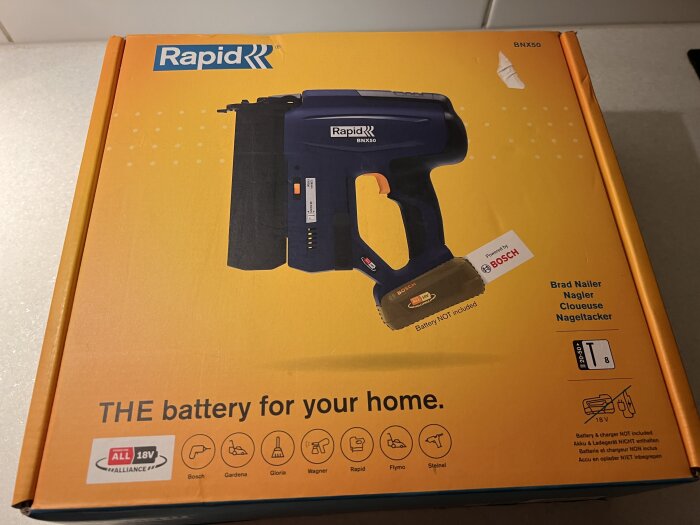 En förpackning med en Rapid-brandad spikpistol, kompatibel med Bosch 18V-batteri, batteri ingår ej.