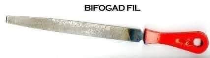 En grovtandad fil med rött handtag och text "BIFOGAD FIL" som antyder ett ordskämt eller e-postbilaga.