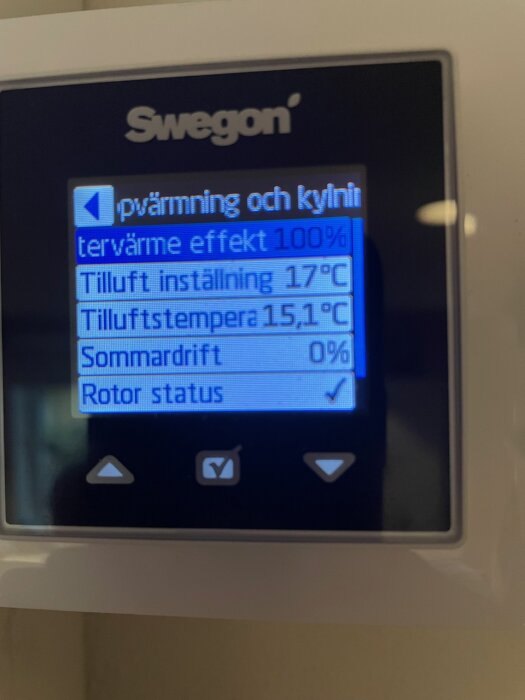 Digital display för ventilationssystem, visar temperaturinställningar och driftstatus, märke Swegon.