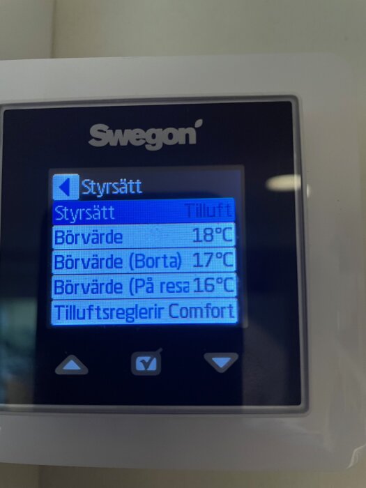Display av styrenhet, Swegon, visar temperaturinställningar för ventilation, "Tilluft 18°C", knappar nedanför.
