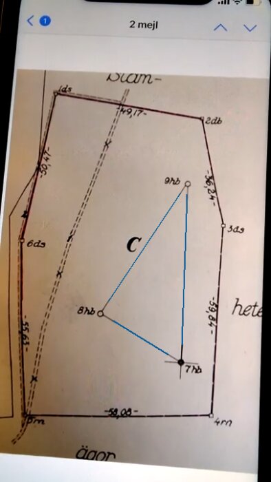 Bild på ett rum med måttangivelser och markerad triangel. Lennon planritning eller skiss.