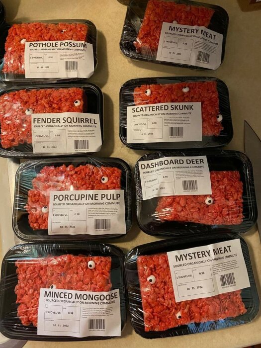 Förpackat kött med humoristiska etiketter och gömda googly-ögon, avbildar fiktiva köttsorter.