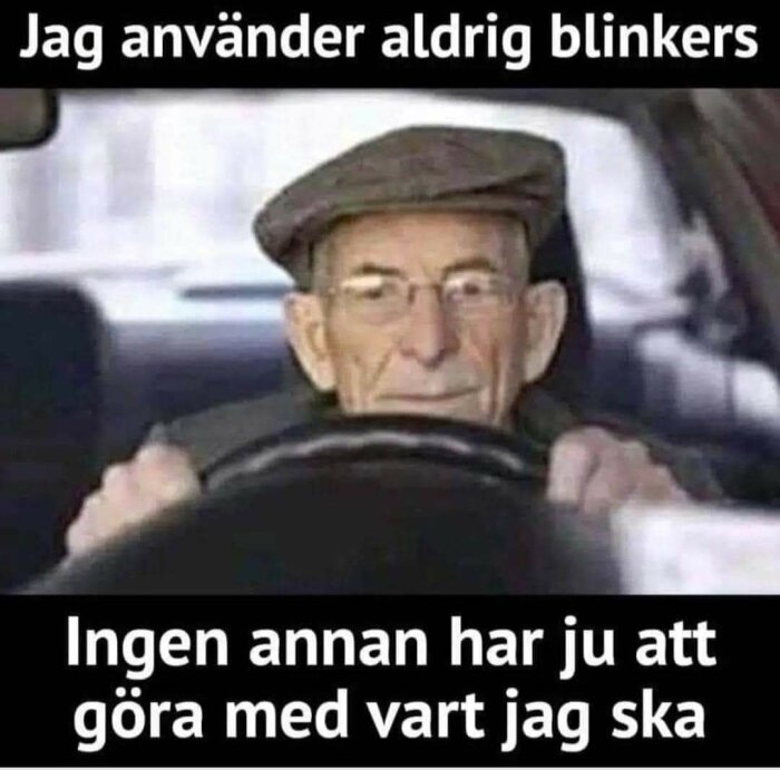 Äldre man kör bil, text om blinkersanvändning, ironisk eller humoristisk ton, meme-format.