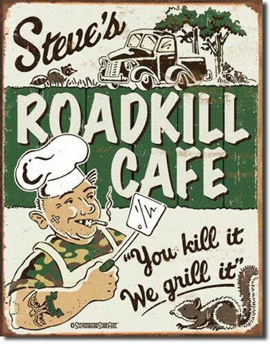 Vintage stil, reklamskylt, "Steve's Roadkill Café", kock, humoristiskt, fordonsvrak, skogens djur, rolig slogan.