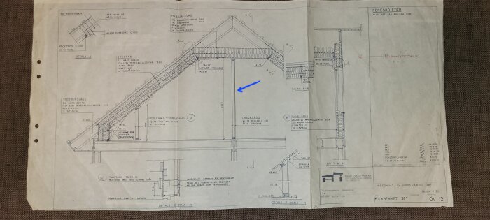 Arkitektritning, konstruktionssnitt, takkonstruktion, måttsatt, detaljer, byggspecifikationer, revisionshistorik, papper, liggande format.