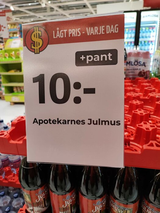 Prisskylt för Apotekarnes Julmust i butik, kostar tio kronor plus pant. Lågt pris varje dag.