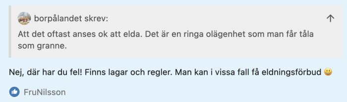 Skärmdump av en konversation där två användare diskuterar om det är acceptabelt att elda utomhus som granne.