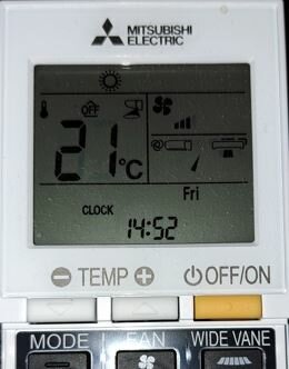 Mitsubishi Electric luftkonditioneringens fjärrkontroll visar 21 grader Celsius, klocka 14:52 på en fredag.