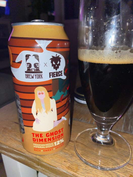 Ölburk med spöklikt tema, glas med mörkt öl, "The Ghost Dimension", mexikansk mole imperial stout, bryggerikollaboration.