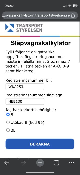 Skärmdump, webbsida, släpvagnskalkylator, Transportstyrelsen, ifyllda registreringsnummer, körkortsbehörigheter, blå beräkna-knapp.