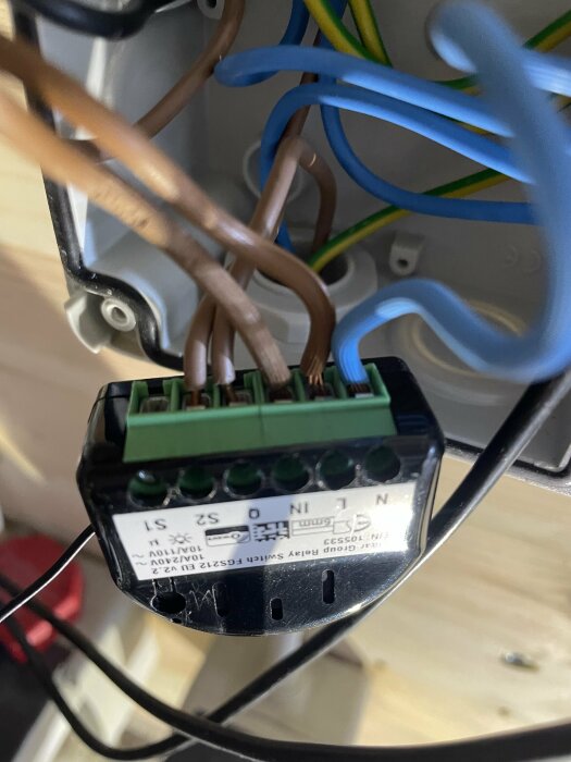 Elektrisk anslutning, kablar, dosa, kopplingsplint, installation, säkerhet, elektrikerarbete, blåa, bruna, jordade kablar.